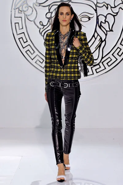 Look 16